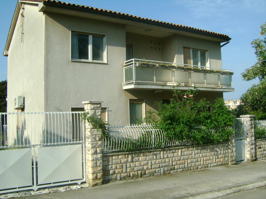 Apartment For Holidays In Pula Exterior photo